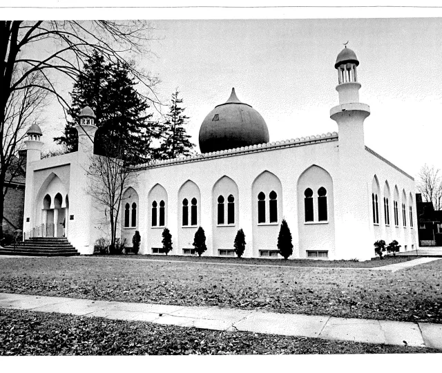 A black and white photo shows a view of the mosque from Oxford Street.