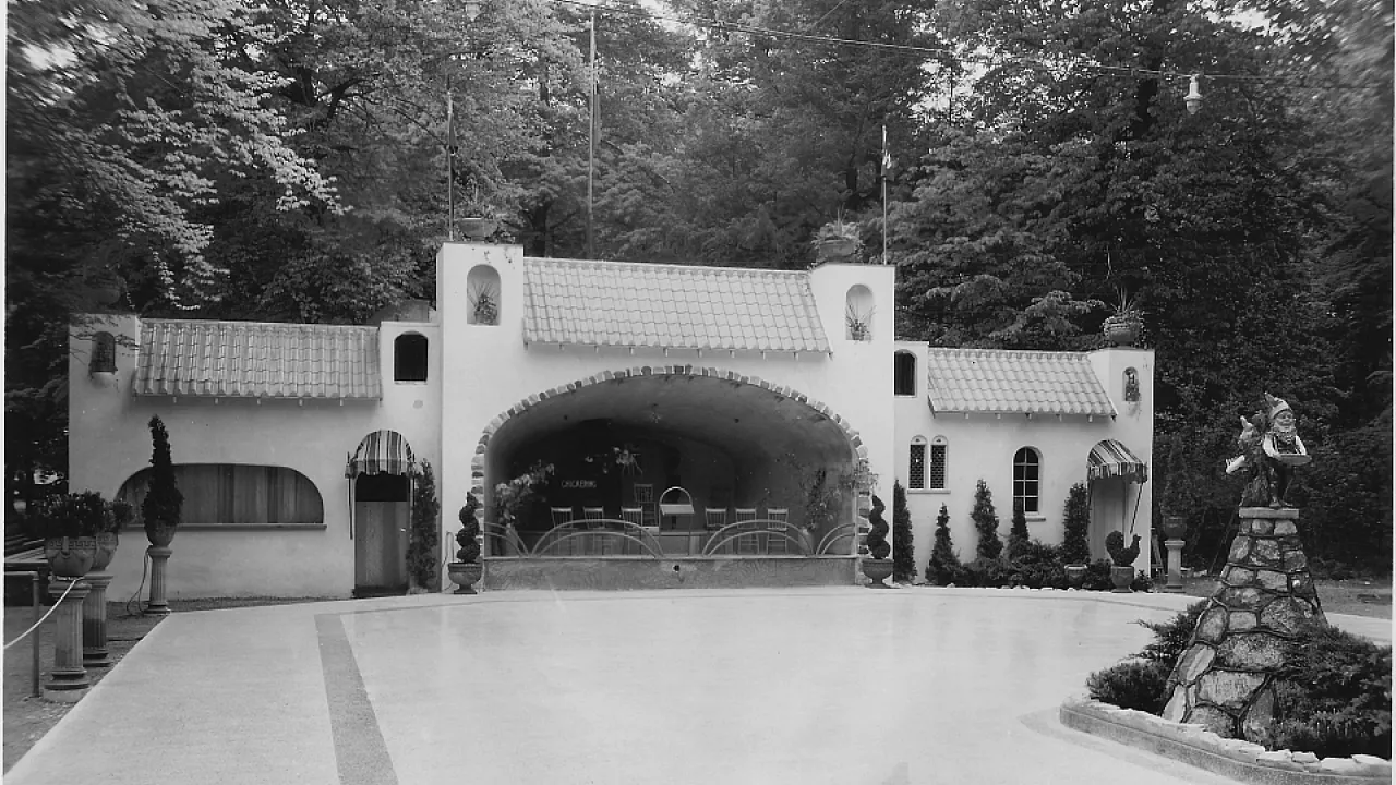Black and white photo of the Wonderland Gardens bandshell.
